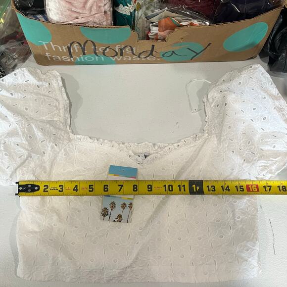 Cabana Crown & Ivy White Eyelet Puff
NWT Sleeve Crop Blouse with Smocked Back XL - Picture 8 of 9